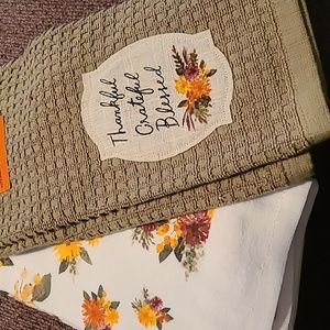 BUNDLE OF 2 FALL HOLIDAY HAND TOWELS